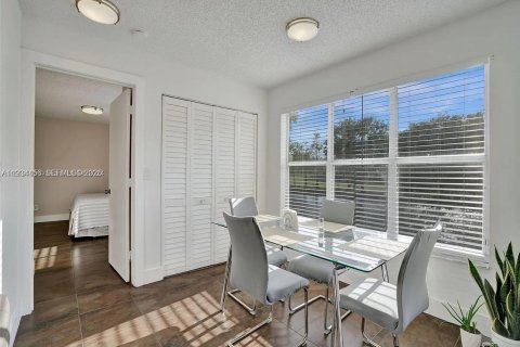 Condo in Sunrise, Florida, 2 bedrooms  № 1995000 - photo 17