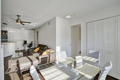Condo in Sunrise, Florida, 2 bedrooms  № 1995000 - photo 11