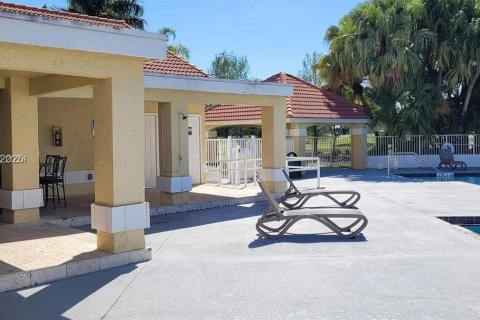 Condo in Sunrise, Florida, 2 bedrooms  № 1995000 - photo 28