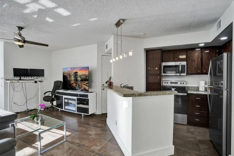 Condo in Sunrise, Florida, 2 bedrooms  № 1995000 - photo 4