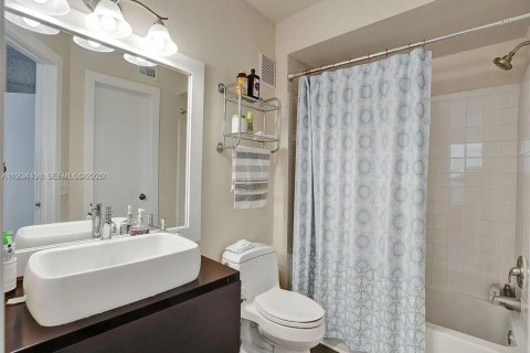 Condo in Sunrise, Florida, 2 bedrooms  № 1995000 - photo 7