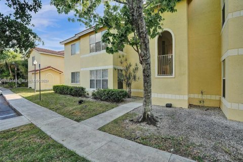 Condo in Sunrise, Florida, 2 bedrooms  № 1995000 - photo 24