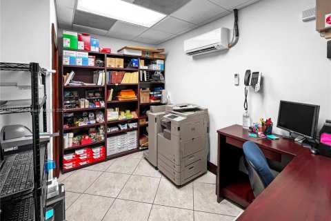 Propiedad comercial en venta en Weston, Florida № 1869944 - foto 18