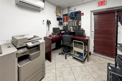 Propiedad comercial en venta en Weston, Florida № 1869944 - foto 17