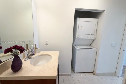 Condo in Miami, Florida, 2 bedrooms  № 2052929 - photo 15