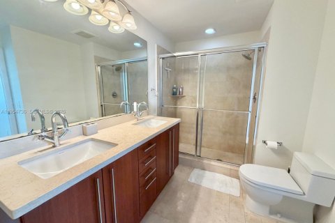 Condo in Miami, Florida, 2 bedrooms  № 2052929 - photo 11