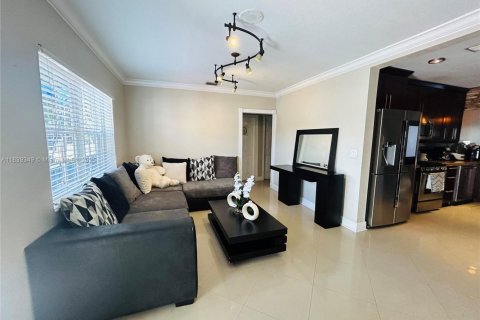 House in Hialeah, Florida 4 bedrooms, 166.76 sq.m. № 1828751 - photo 13