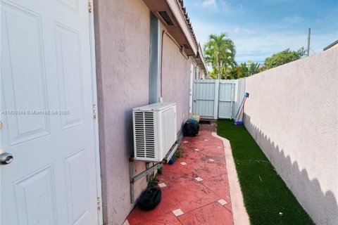 House in Hialeah, Florida 4 bedrooms, 166.76 sq.m. № 1828751 - photo 29