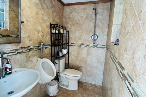 House in Hialeah, Florida 4 bedrooms, 166.76 sq.m. № 1828751 - photo 9