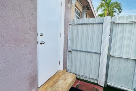 House in Hialeah, Florida 4 bedrooms, 166.76 sq.m. № 1828751 - photo 30