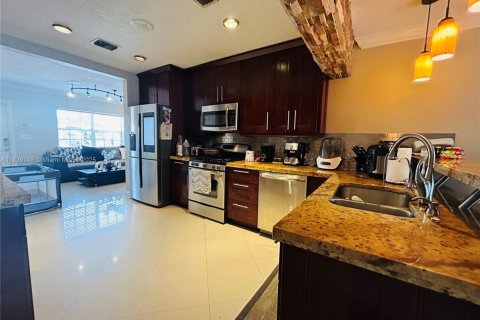 House in Hialeah, Florida 4 bedrooms, 166.76 sq.m. № 1828751 - photo 20