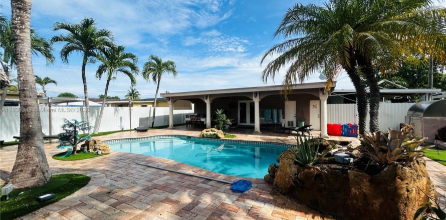 House in Hialeah, Florida 4 bedrooms, 166.76 sq.m. № 1828751