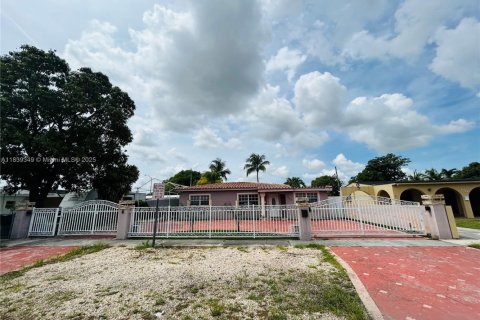House in Hialeah, Florida 4 bedrooms, 166.76 sq.m. № 1828751 - photo 12