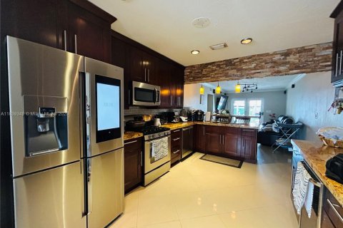 House in Hialeah, Florida 4 bedrooms, 166.76 sq.m. № 1828751 - photo 17