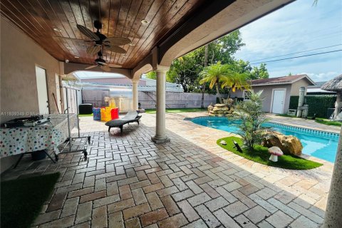 House in Hialeah, Florida 4 bedrooms, 166.76 sq.m. № 1828751 - photo 7