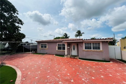 House in Hialeah, Florida 4 bedrooms, 166.76 sq.m. № 1828751 - photo 11