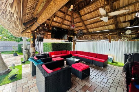 House in Hialeah, Florida 4 bedrooms, 166.76 sq.m. № 1828751 - photo 2