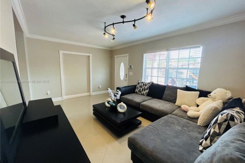 House in Hialeah, Florida 4 bedrooms, 166.76 sq.m. № 1828751 - photo 27