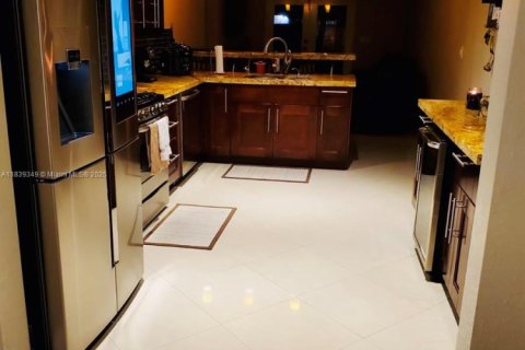 House in Hialeah, Florida 4 bedrooms, 166.76 sq.m. № 1828751 - photo 21