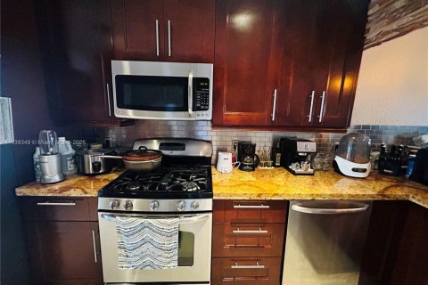 House in Hialeah, Florida 4 bedrooms, 166.76 sq.m. № 1828751 - photo 18