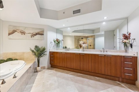 Condo in Holly Hill, Florida, 3 bedrooms № 2202872 - photo 8