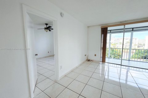 Condominio en venta en Aventura, Florida, 1 dormitorio, 71.35 m2 № 1870075 - foto 9