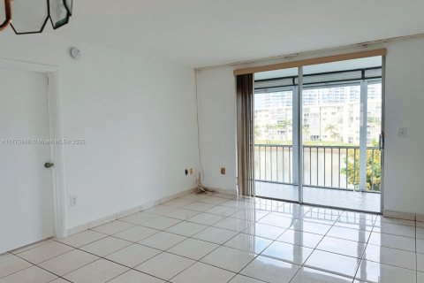 Condominio en venta en Aventura, Florida, 1 dormitorio, 71.35 m2 № 1870075 - foto 12