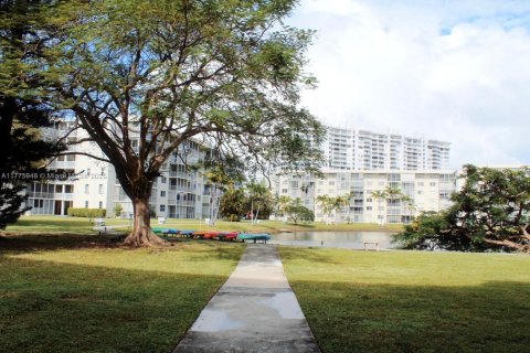 Condominio en venta en Aventura, Florida, 1 dormitorio, 71.35 m2 № 1870075 - foto 1