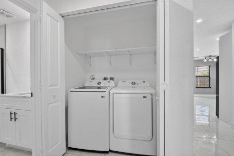 House in Lake Worth, Florida 3 bedrooms, 125.88 sq.m. № 2392008 - photo 16