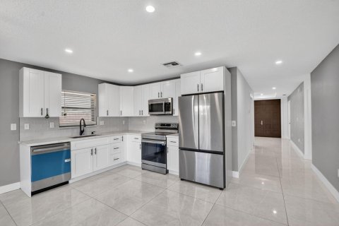 House in Lake Worth, Florida 3 bedrooms, 125.88 sq.m. № 2392008 - photo 8
