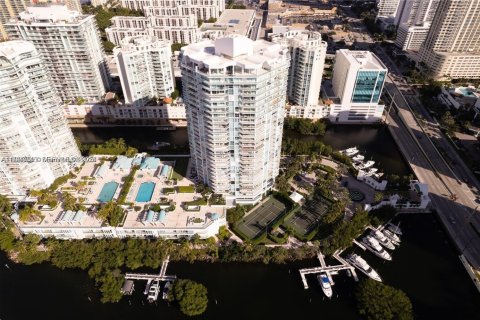 Condominio en venta en Sunny Isles Beach, Florida, 2 dormitorios, 142.14 m2 № 1982119 - foto 2