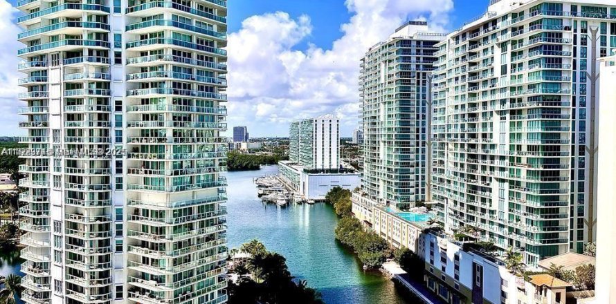 Condominio en Sunny Isles Beach, Florida, 2 dormitorios  № 1982119