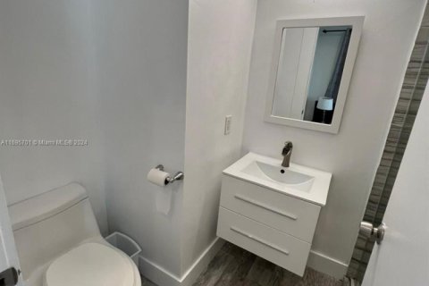 Commercial property in Miami Beach, Florida № 1861415 - photo 13