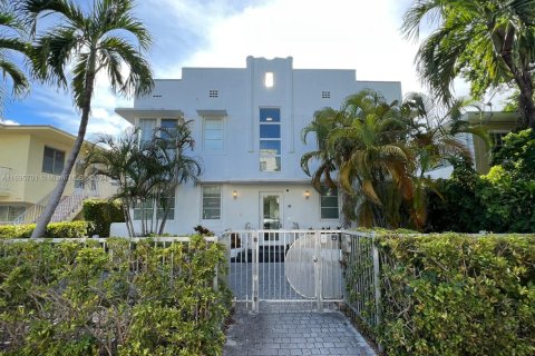 Commercial property in Miami Beach, Florida № 1861415 - photo 1