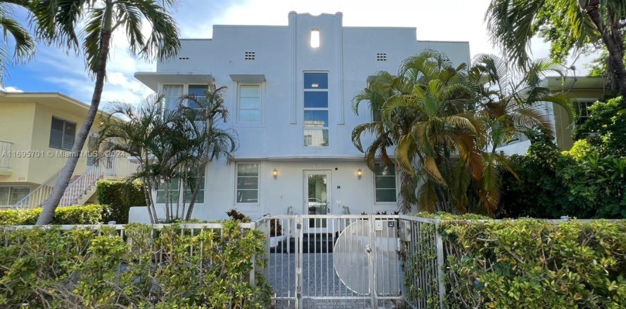 Commercial property in Miami Beach, Florida № 1861415