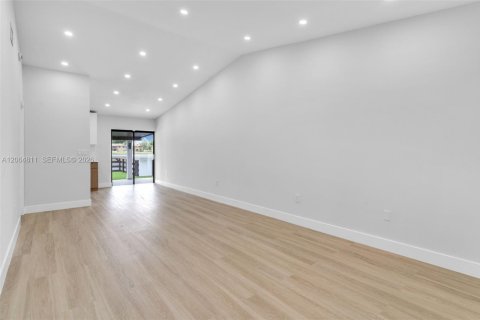 Casa en venta en Hialeah, Florida, 3 dormitorios, 103.49 m2 № 2278678 - foto 4