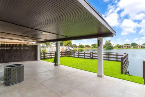Casa en venta en Hialeah, Florida, 3 dormitorios, 103.49 m2 № 2278678 - foto 30