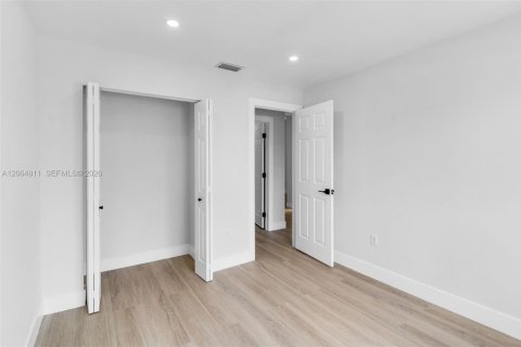 Casa en venta en Hialeah, Florida, 3 dormitorios, 103.49 m2 № 2278678 - foto 17