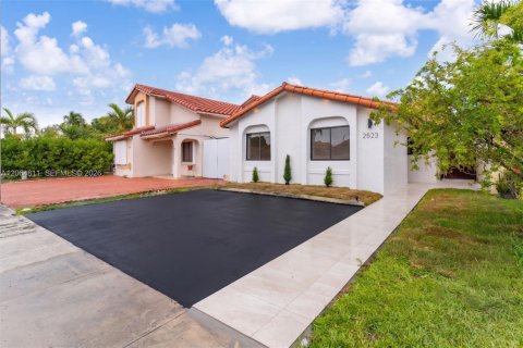 Casa en venta en Hialeah, Florida, 3 dormitorios, 103.49 m2 № 2278678 - foto 2