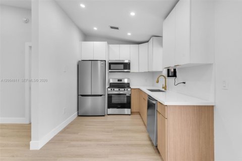 Casa en venta en Hialeah, Florida, 3 dormitorios, 103.49 m2 № 2278678 - foto 10