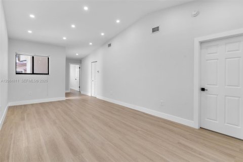 Casa en venta en Hialeah, Florida, 3 dormitorios, 103.49 m2 № 2278678 - foto 7
