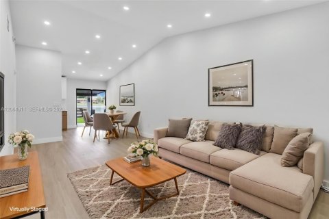 Casa en venta en Hialeah, Florida, 3 dormitorios, 103.49 m2 № 2278678 - foto 5