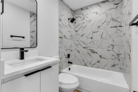 Casa en venta en Hialeah, Florida, 3 dormitorios, 103.49 m2 № 2278678 - foto 18