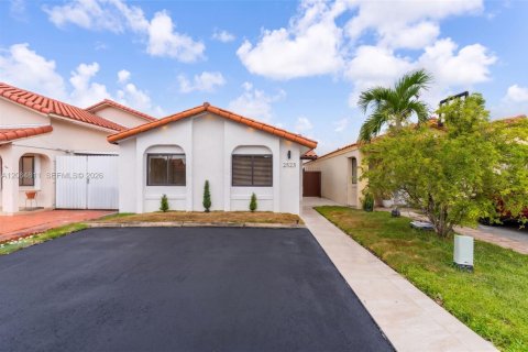 Casa en venta en Hialeah, Florida, 3 dormitorios, 103.49 m2 № 2278678 - foto 3