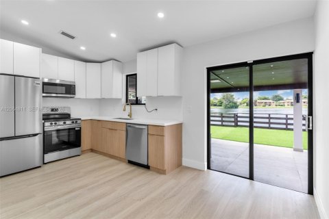 Casa en venta en Hialeah, Florida, 3 dormitorios, 103.49 m2 № 2278678 - foto 11