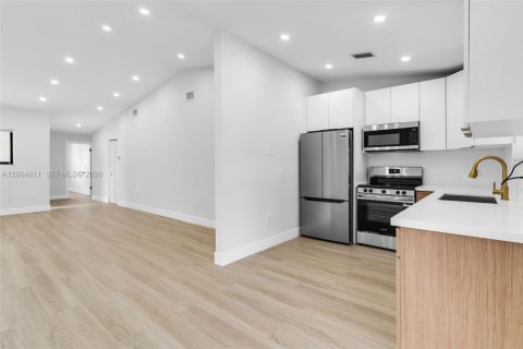 Casa en venta en Hialeah, Florida, 3 dormitorios, 103.49 m2 № 2278678 - foto 13