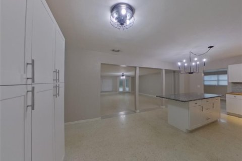 Casa en alquiler en Gulfport, Florida, 3 dormitorios, 158.31 m2 № 1911829 - foto 3