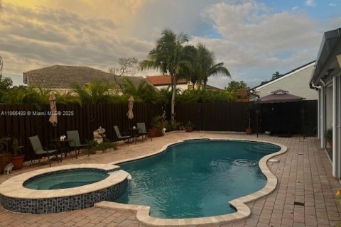 House in Miami, Florida 4 bedrooms, 215.9 sq.m. № 1928139 - photo 20