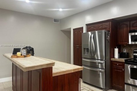 House in Miami, Florida 4 bedrooms, 215.9 sq.m. № 1928139 - photo 12