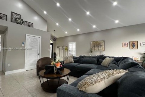 House in Miami, Florida 4 bedrooms, 215.9 sq.m. № 1928139 - photo 6
